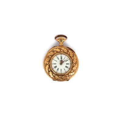 une image d'une montre de poche en or avec des chiffres romains sur le cadran