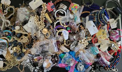 un tas de colliers et de bracelets de toutes sortes posés sur une table