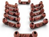 un gros plan sur un ensemble de porte-tubes posés sur une surface blanche