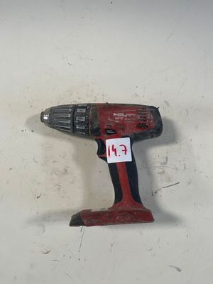 une perceuse sans fil accrochée au mur