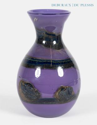 un vase violet posé sur une table, sur fond blanc