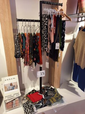 une présentation de vêtements et d'accessoires exposés dans un magasin