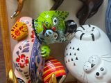 un lot de figurines en céramique posées sur une étagère