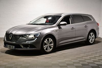 La nouvelle Volkswagen Passat est garée dans un garage.