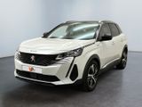 Le SUV blanc est garé dans une pièce au sol noir.