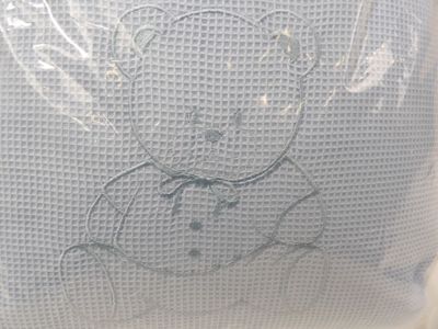 une photo d'une photo d'un ours en peluche dans un sac