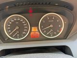 un gros plan sur le tableau de bord d'une voiture, avec un compteur de vitesse et d'autres jauges