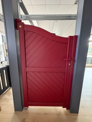 une porte rouge ouverte dans un immeuble