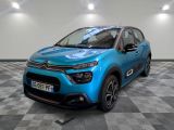 une citrole bleue garee sur le sol en damier d'un garage