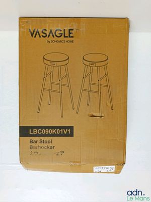 une image représentant une boîte en carton sur laquelle sont posés deux tabourets