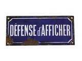 a sign that says defense and afficher on it