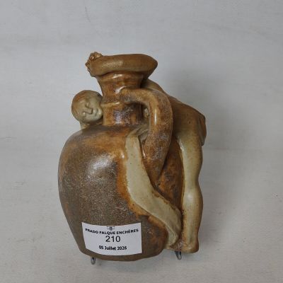 un vase en céramique sur lequel est représentée une femme tenant un bébé dans ses bras