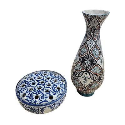 deux vases posés l'un à côté de l'autre sur une surface blanche