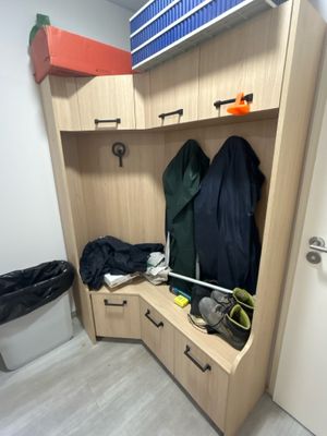 un porte-manteau dans un coin de la pièce