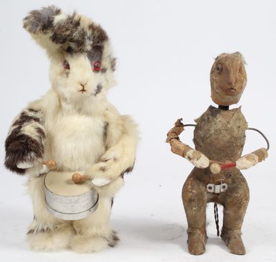 deux peluches assises l'une à côté de l'autre sur une surface blanche