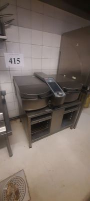 une photo d'une cuisine équipée de nombreux appareils électroménagers