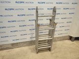 un gros plan d'une échelle appuyée contre un mur dans une pièce