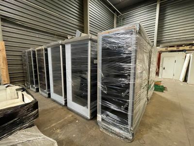 de nombreux meubles emballés dans du plastique dans un entrepôt