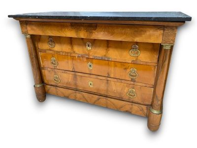 Commode en placage de noyer, à colonnes détachées, poignées …