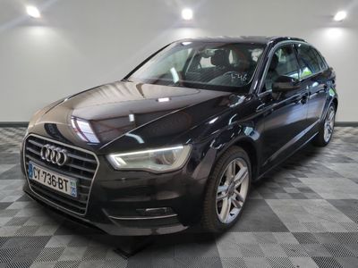 une image d'une voiture audi noire dans une salle d'exposition