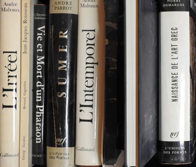 de nombreux livres qui se trouvent sur une étagère dans la pièce