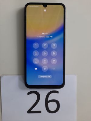 un gros plan d'un téléphone sur un panneau comportant des chiffres