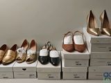 Plusieurs paires de chaussures pour femmes sont alignées sur des boîtes