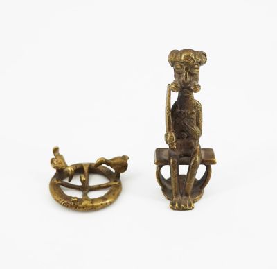 paire de figurines en bronze représentant une femme assise sur un banc