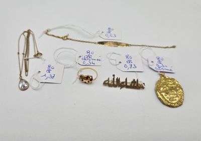 quelques bijoux en or et en argent, notamment un collier, des boucles d'oreilles et une broche