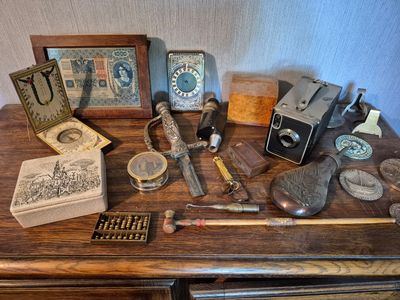 une table en bois sur laquelle sont posés des objets anciens