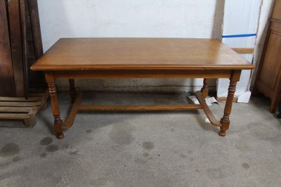 une table placée au milieu d'une pièce