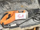 une perceuse électrique orange et noire posée sur une mallette à outils