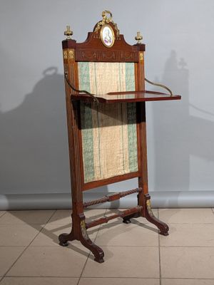 un support en bois surmonté d'une horloge