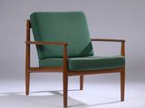 une image représentant une chaise verte sur fond blanc