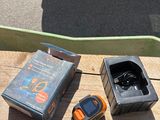 quelques outils posés sur un établi en bois