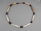 un collier composé de perles blanches et marron, ainsi que de perles en bois