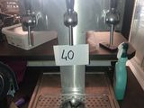 une photo d'un distributeur de bière en acier inoxydable posé sur un comptoir