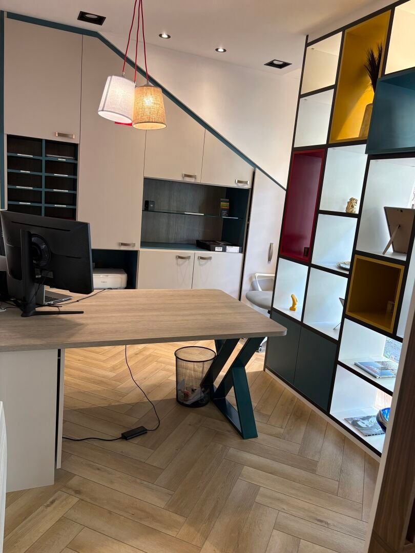VENTE SUR DESIGNATION se trouvant en SAINT-BRIEUC Bureau lamifié gris, bleu canard et imitation chêne, blanchi, compr...