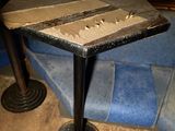une petite table posée dans un coin de la pièce