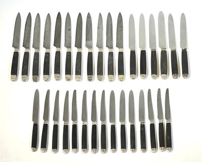 Ensemble de 11 couteaux manche ébène et métal argenté.