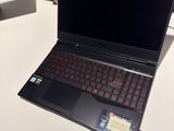 un ordinateur portable posé sur un bureau, avec un clavier