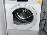 un lave-linge et un sèche-linge blancs dans une petite pièce