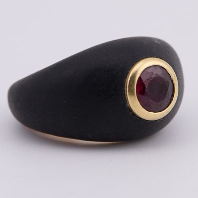 une image représentant une bague avec une pierre rouge au centre
