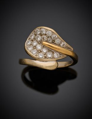une bague en forme de feuille en or 18 carats et diamants