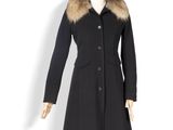 manteau noir avec col et poignets en fourrure, présenté sur un mannequin