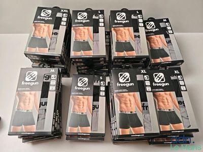 six boîtes de sous-vêtements pour hommes posées sur une table blanche