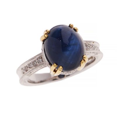 Gros plan sur une bague ornée d'une pierre bleue