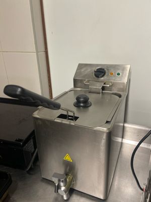 une photo d'une friteuse professionnelle dans une cuisine