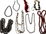 plusieurs types de colliers et de bracelets sur fond blanc