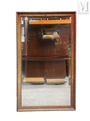 un miroir accroché au mur de la pièce
